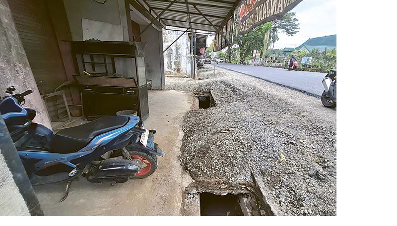 TUNGGU GRILL: Lubang drainase di Jalan Sumedang, Kelurahan Cepokomulyo, Kepanjen yang sebelumnya dicor beton sudah dibuka.
