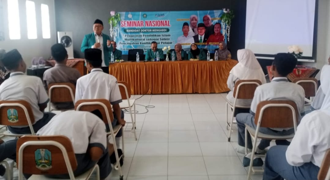 BERBAGI ILMU: Narasumber Ahmad Tamim  Menyampaikan Materi Seminar Nasional pada Acara Kandidat Doktor Mengabdi di SMA NU Pakis Kabupaten Malang, Senin (22/12/25).