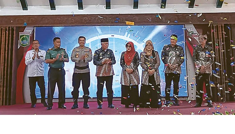 DIRANCANG DUA TAHUN LALU: Bupati Malang H M. Sanusi (empat dari kiri) bersama jajaran Pemkab Malang meluncurkan aplikasi baru bernama Bimwin di Pendapa Agung Kabupaten Malang, kemarin.