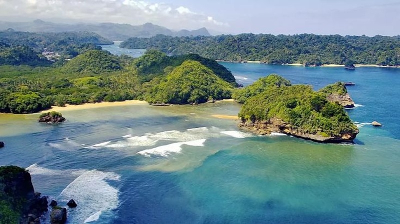 MENAWAN: Panorama Pantai Teluk Asmara dengan gugusan pulau kecil menjadi daya tarik wisata favorit saat liburan akhir tahun.
