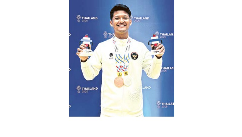 MEMBANGGAKAN: David Rinekso Pribadi menunjukkan medali setelah meraih juara Sea Games 2025 di Thailand pada 10-18 Desember lalu.