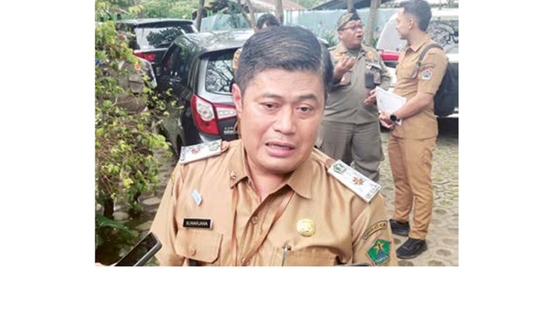 OPSI MBG: Kepala Disdikbud Kota Malang Suwarjana memberi keterangan pers kemarin (24/12).