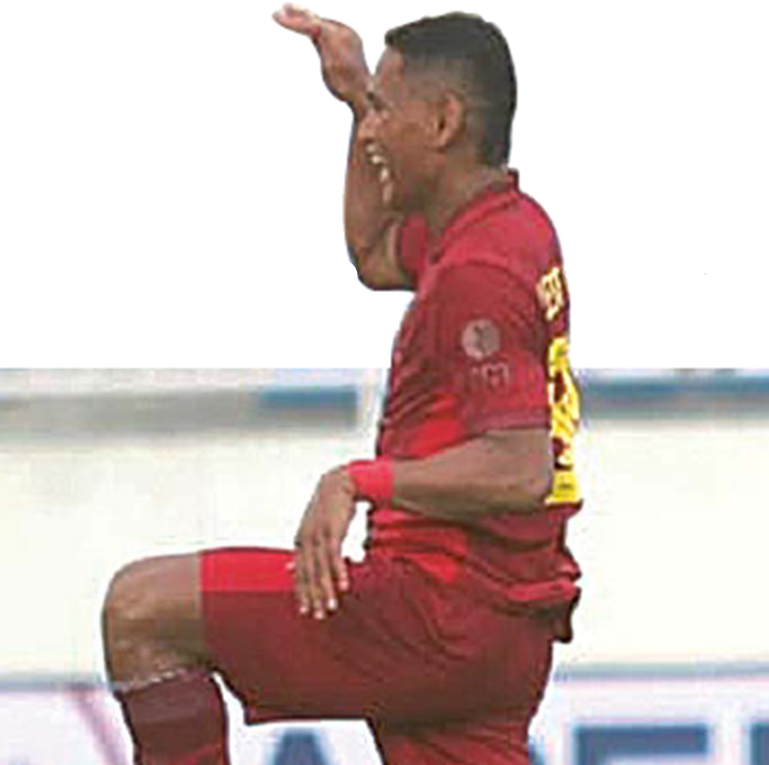 PECAH TELUR: Iksan Lestaluhu (kanan) merayakan gol kedua ke gawang Madura United pada Selasa (23/12) sore.