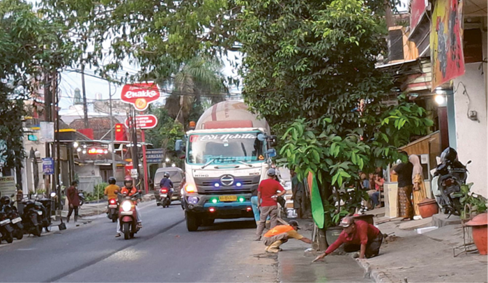 SEGERA RAMPUNG: Selain pengaspalan, ada proses pembetonan bahu jalan yang dilakukan di jalur Kepanjen-Pagak. Semua pekerjaan diprediksi rampung pada 31 Desember mendatang.