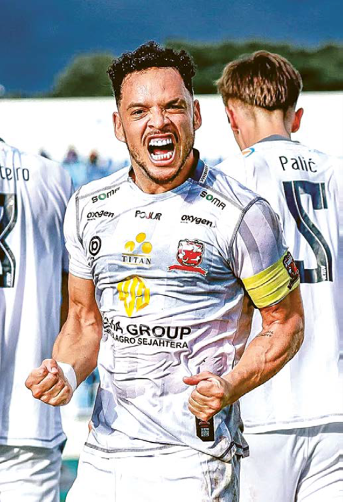 EMOSIONAL: Winger Madura United Lulinha merayakan gol pertama ke gawang Arema FC di Stadion Kanjuruhan, Kabupaten Malang, Selasa lalu (23/12).