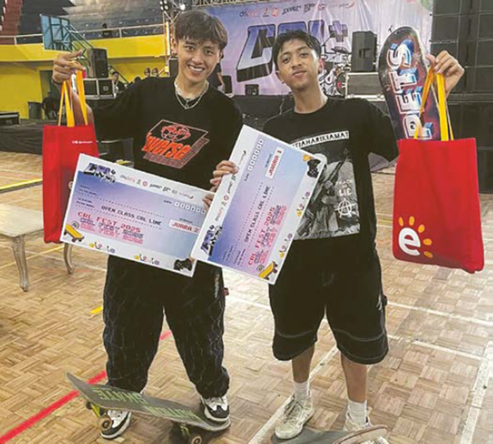 BERI PENGALAMAN: Avdavin Syauqi (kiri) dan Abel Ramadhan (kanan) meraih medali emas dan perak dalam ajang Console Real Life (CRL) Festival 2025 di GOR Tawangalun, Banyuwangi, 13 Desember lalu.