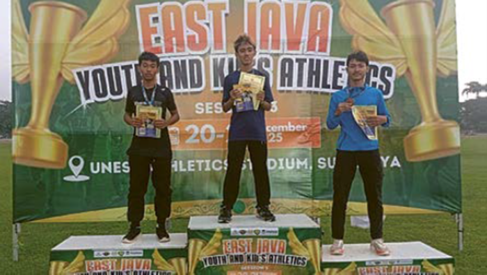 GENJOT CATATAN INDIVIDU: Atlet PASI Kota Malang Christian Stanley (tengah) meraih medali emas dalam ajang Eas Java Youth and Kid