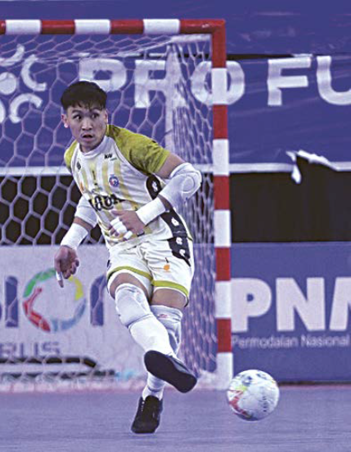 PERFORMA MEMUASKAN: Penjaga gawang Unggul FC Malang Angga Ariansyah memberikan umpan kepada rekannya melawan Moncongbulo FC di GOR Nambo, Tangerang pada 23 November lalu.