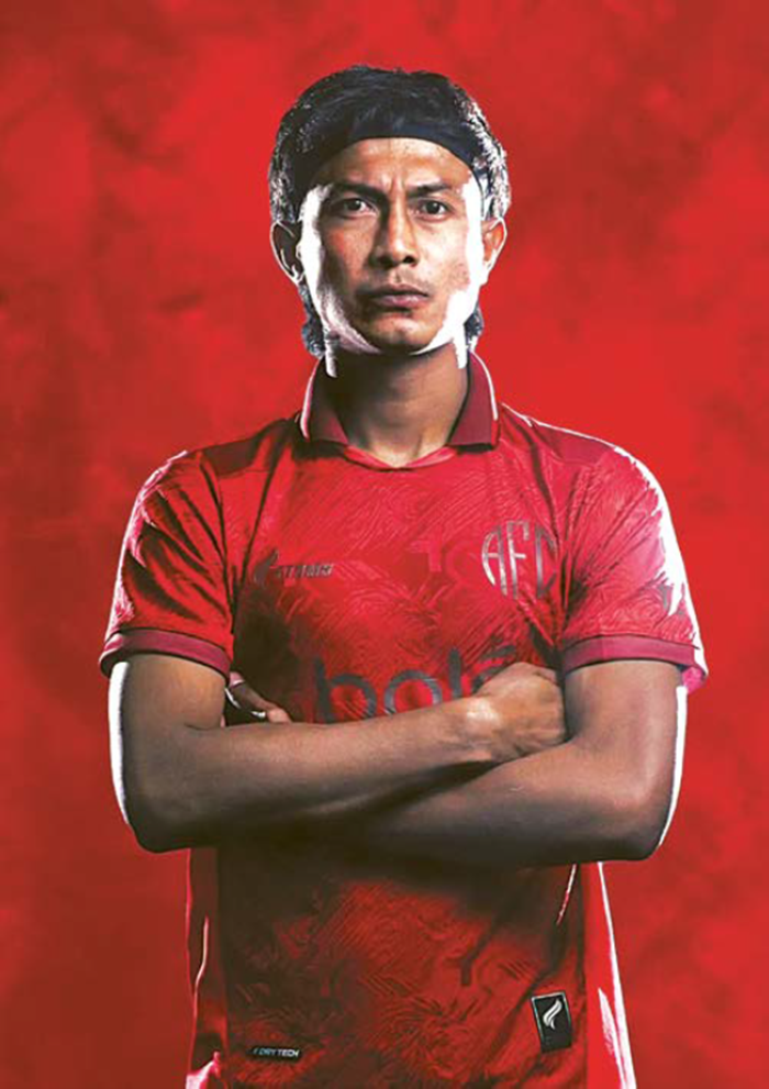 LARIS: Salim Tuharea melakukan photoshoot menggunakan jersey ketiga Arema FC yang bernuansa warna maroon.