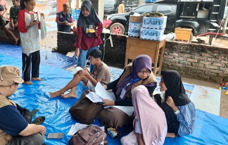 BERJIWA SOSIAL: Ketua tim relawan UMM-UB bersama warga korban banjir di Kabupaten Agam, Sumatera Barat, beberapa waktu lalu.