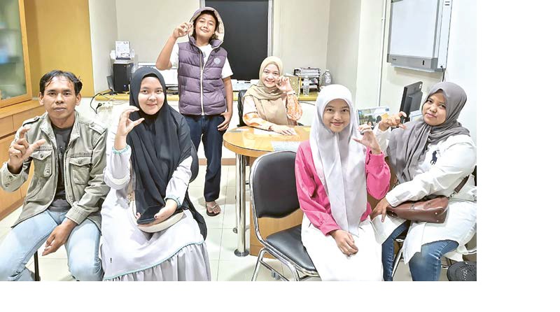DEMI PASIEN: Dr dr Astrid Kristina Kardani SpA Subsp Nefro(K) MBiomed (dua dari kiri) bersama anggota Ginji Community di RS Panti Nirmala pada 19 Desember lalu.
