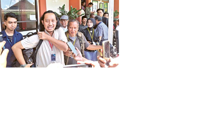 TUNGGU MEDIASI: Andi Rahmanto, salah satu kuasa hukum warga Perumahan Griyashanta bersama warga selepas sidang di Pengadilan Negeri (PN) Malang kemarin (23/12).