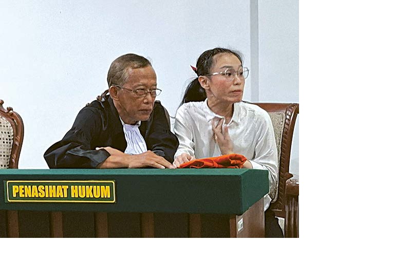 JAKSA AJUKAN BANDING: Vania Amanda Lirungan (kanan) bersama penasihat hukumnya menjalani sidang putusan di Pengadilan Negeri (PN) Kepanjen Senin sore (23/12).