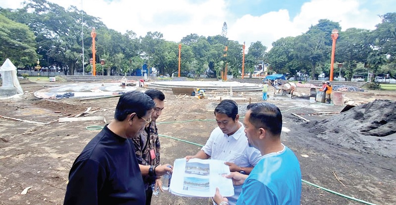 MASIH BERPROGRES: DLH Kota Malang meninjau progres revitalisasi Alun-Alun Merdeka pada Senin (22/12) lalu.