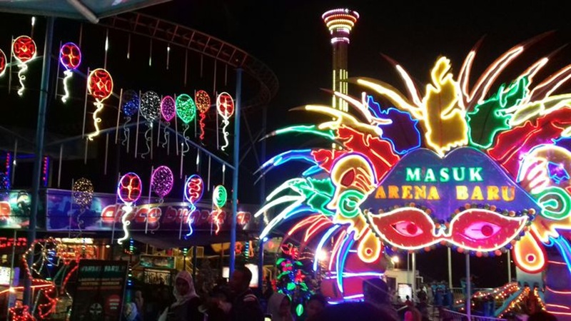 MERIAH: Suasana malam di Batu Night Spectacular dipenuhi cahaya dan wahana hiburan yang ramai dikunjungi saat musim liburan.