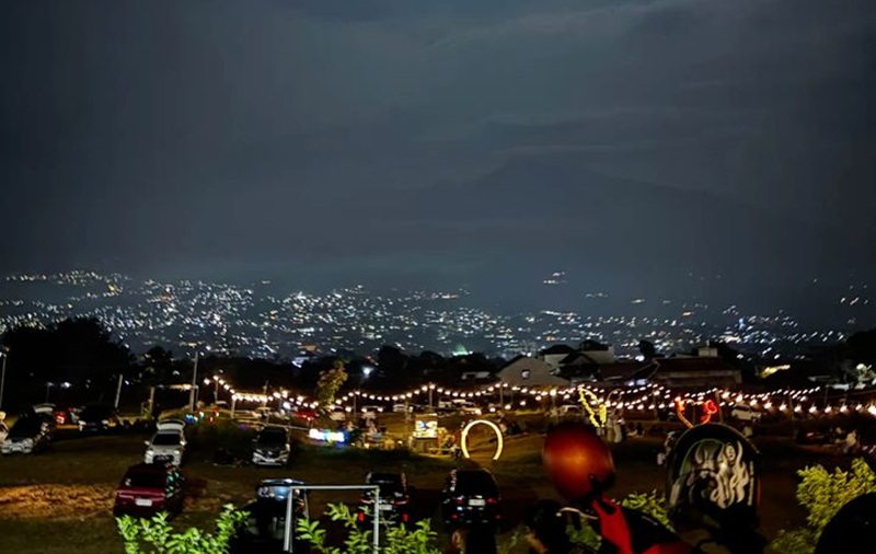 MENAWAN: Pemandangan city light dari Bukit Bintang menjadi pilihan wisata malam untuk menikmati suasana Kota Batu.