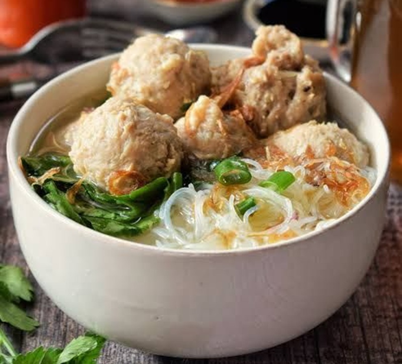 HANGAT: Semangkuk bakso kuah gurih masih menjadi kuliner favorit masyarakat.