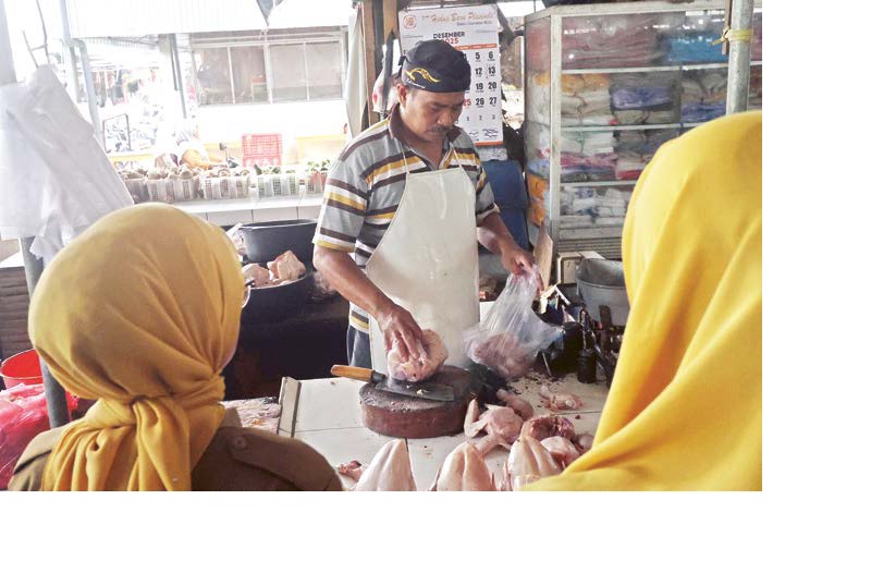 INSPEKSI: Satgas pangan dari Dispangtan Kota Malang dan Polresta Malang Kota meninjau harga kebutuhan pokok di Pasar Madyopuro kemarin (23/12).