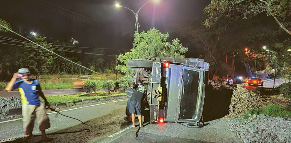 TAK KUAT NANJAK: Truk muatan tebu bernopol N 8660 UB terguling di Jalibar Kepanjen, Selasa sore (23/12). Proses evakuasi memakan waktu hingga tiga jam.