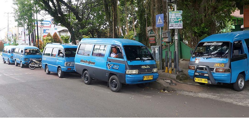 TRANSPORTASI: Deretan angkot mangkal menunggu penumpang di Jalan S. Supriyadi, Sukun kemarin. Sebagian angkot akan dijadikan angkutan pelajar.