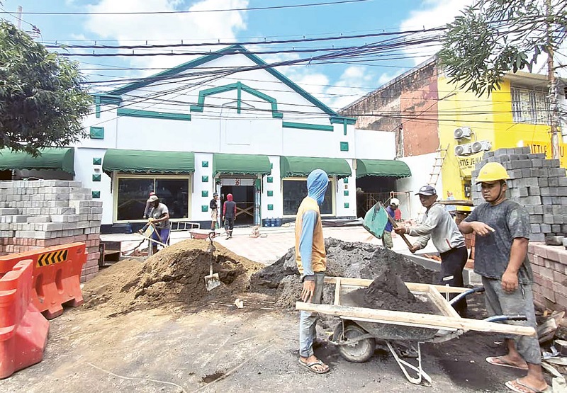 BELUM RAMPUNG: Sejumlah pekerja berusaha menuntaskan gedung parkir di Kajoetangan Heritage, kemarin.