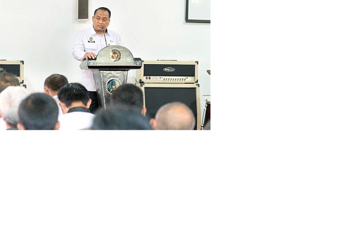 AJAK TERUS PERBAIKI DIRI: Kalapas I Malang Teguh Pamuji di hadapan puluhan warga binaan yang mendapat remisi kemarin.