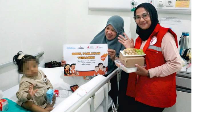BERJIWA SOSIAL: Salah satu anggota Relawan Gesit Malang membawa makanan bergizi untuk anak penderita kanker di RSSA Malang, Minggu lalu (21/12).