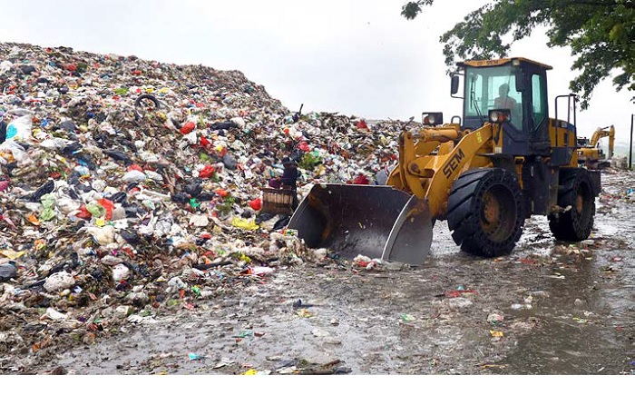 MENUMPUK: Sampah di TPA Supit Urang, Mulyorejo, Kecamatan Sukun, terus bertambah setiap hari. Satu unit alat berat diterjunkan untuk menata tumpukan sampah.