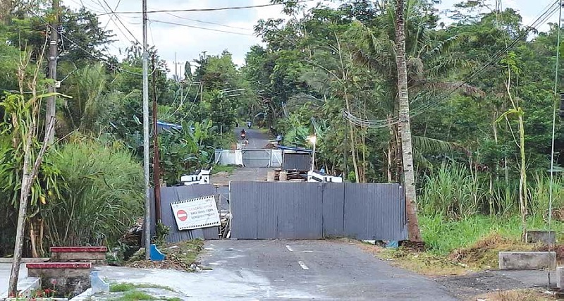 TINGGAL FINISHING: Pembangunan Jembatan Rejoyoso menyisakan sedikit pekerjaan. Seperti pengecatan railing dan pembersihan lokasi proyek.