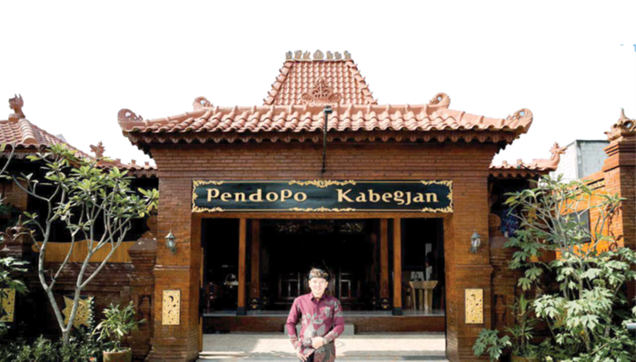 CINTA BUDAYA: Kantor ABDUL ROHMAN & Associates- Law Office di Perumahan Asrikaton Pakis berupa Pendapa khas Majapahit yang megah.