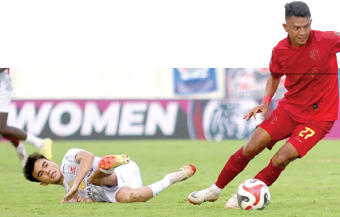 SENGIT: Dedik Setiawan (kanan) berhasil merebut bola dari pemain Madura United dalam laga pekan ke-15 BRI Super League 2025/2026 pada Selasa (23/12) di Stadion Kanjuruhan.