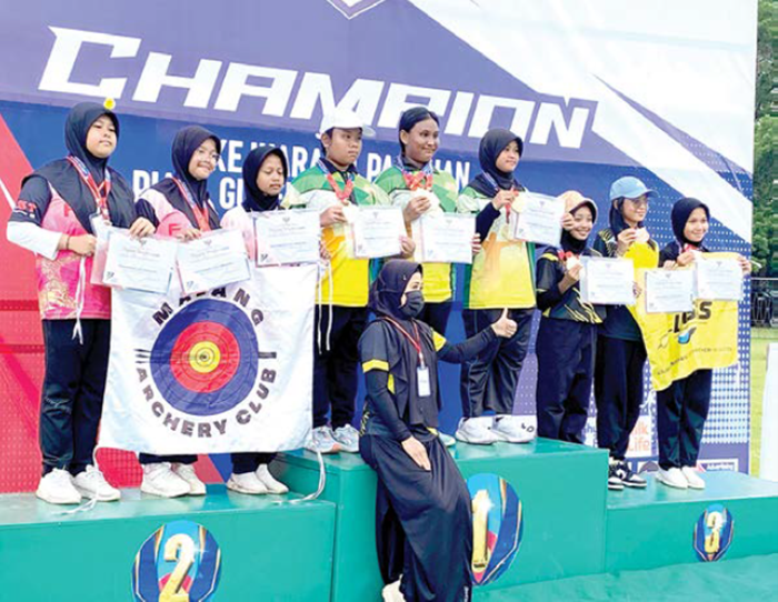 DULANG PRESTASI: Tim Panahan Kota Malang kategori beregu putri mendapatkan medali perak dalam ajang Piala Gubernur Jawa Timur 2025 di Stadion Rejoagung, Tulungagung, 24 Desember lalu.