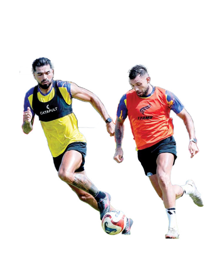 FOKUS: Julian Guevara (kiri) berusaha merebut bola dari Ian Puleio dalam sesi latihan Arema FC di Dreams Football Pitch, Kecamatan Pakis, Senin lalu (22/12).