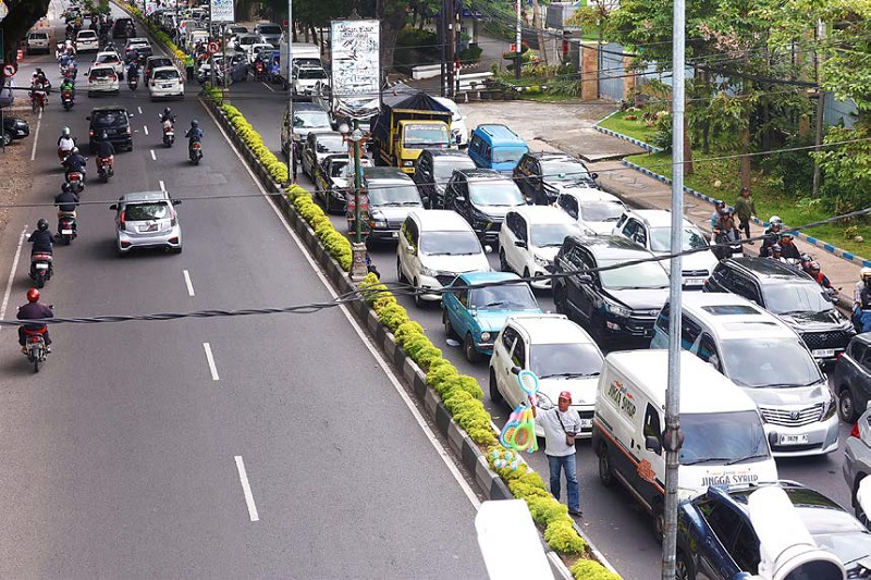 TANGKAL MACET: Arus lalu lintas di Jalan Ahmad Yani, Kecamatan Blimbing padat merayap kemarin. Dishub menyiapkan rekayasa berupa contraflow jika akhir tahun terjadi kemacetan.