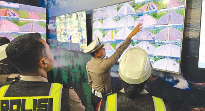 SELALU KOORDINASI: Pantauan rutin dilakukan personel Satlantas Polres Malang dan Dishub Kabupaten Malang di Pos Terpadu Karanglo, kemarin.