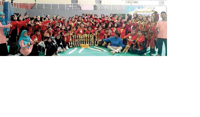 BORONG PIALA: Tim Drumband SMP Maarif 01 Lawang berfoto bersama piala yang diborong pada ajang di Sidoarjo, November lalu.