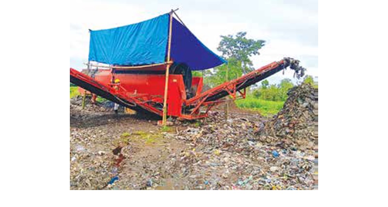 PERDA NA: Alat pengolahan sampah aktif beroperasi di TPA Paras, Poncokusumo. Lewat operasional alat itu, PAD Kabupaten Malang bisa bertambah.