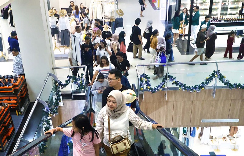 PUSAT PERBELANJAAN: Pengunjung Matos, Jalan Veteran terus meningkat dalam beberapa hari terakhir. Diperkirakan akan terus bertambah selama libur natal dan tahun baru.