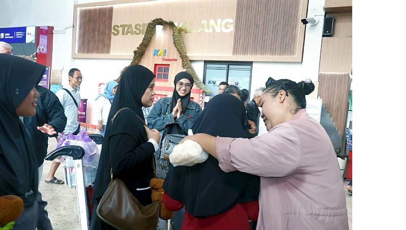 FAVORIT PENUMPANG: Stasiun Malang mulai dijubeli penumpang kemarin (26/12). Peningkatan terjadi sejak libur Nataru.