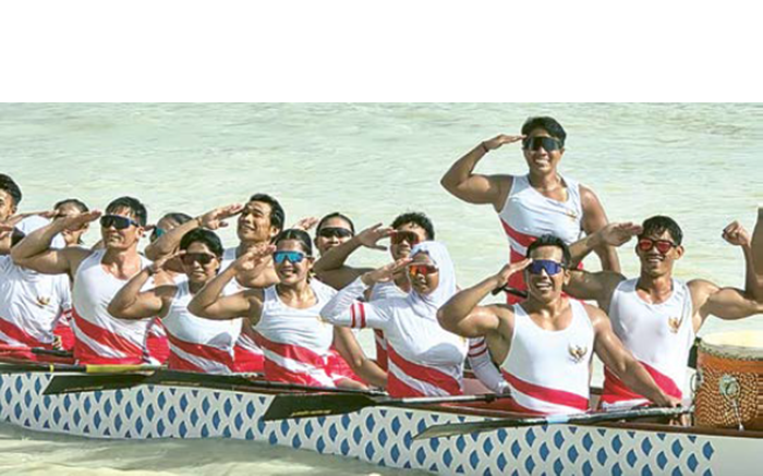 KONSISTEN BERPRESTASI: Atlet Dayung Kabupaten Malang Mugi Harjito (kanan, atas) menyelesaikan pertandingan SEA Games di The Royal Thai Navy Rowing and Canoeing Training Center, Rayong, Thailand, 19 De