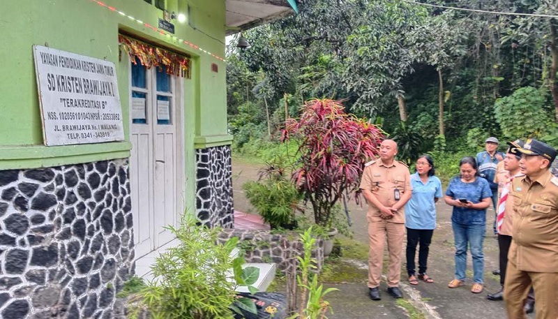 TERDAMPAK WISATA HERITAGE: Wali Kota Malang Wahyu Hidayat didampingi pejabat Pemkot Malang melihat kondisi bangunan gedung SD Kristen Brawijaya 1 kemarin.