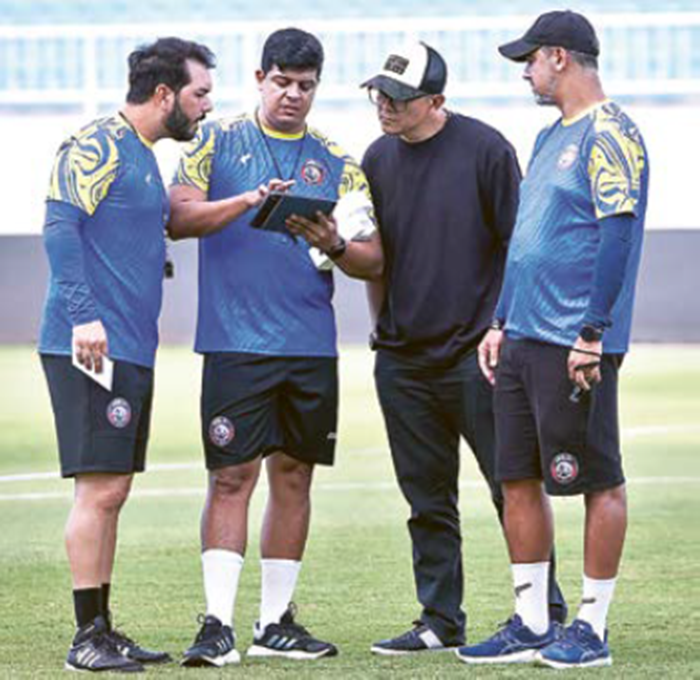 AKTIF BURU PEMAIN: Dari kiri, Andre Caldas, Carlos Airon, Yusrinal Fitriandi, dan Marcos Santos berdiskusi dalam sesi latihan Arema FC di Stadion Kanjuruhan beberapa waktu lalu.