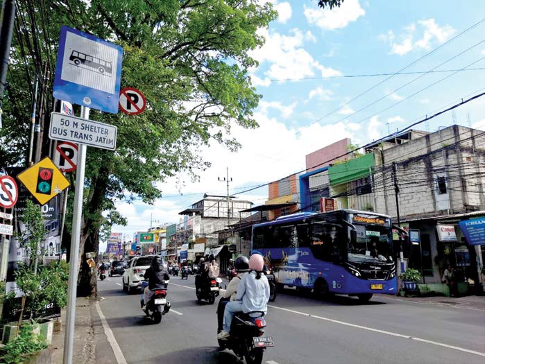 DIEVALUASI: Bus Trans Jatim melintas di depan kampus Unisma kemarin siang. Keberadaan shelter di sana dievaluasi Dishub Jatim karena berdekatan dengan shelter Tlogomas.