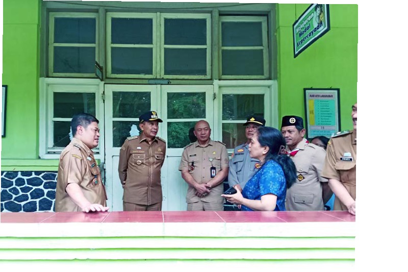 OPSI TUKAR GULING: Wali Kota Malang Wahyu Hidayat (dua dari kiri) meninjau sekolah di area Pasar Splendid, Kecamatan Klojen.