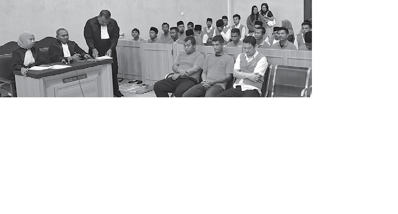 JPU PILIH BANDING: Semua terdakwa pengeroyokan terhadap tahanan Polres Malang menjalani sidang putusan di PN Kepanjen, 18 Desember lalu.