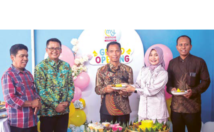 MOMEN SPESIAL: Owner Anemone Fintyas Anggraini SPd memberikan potongan tumpeng kepada Camat Blimbing I Ketut Widi Wirawan (tengah) dalam acara peresmian dibukanya Anemone Blimbing Malang, kemarin.