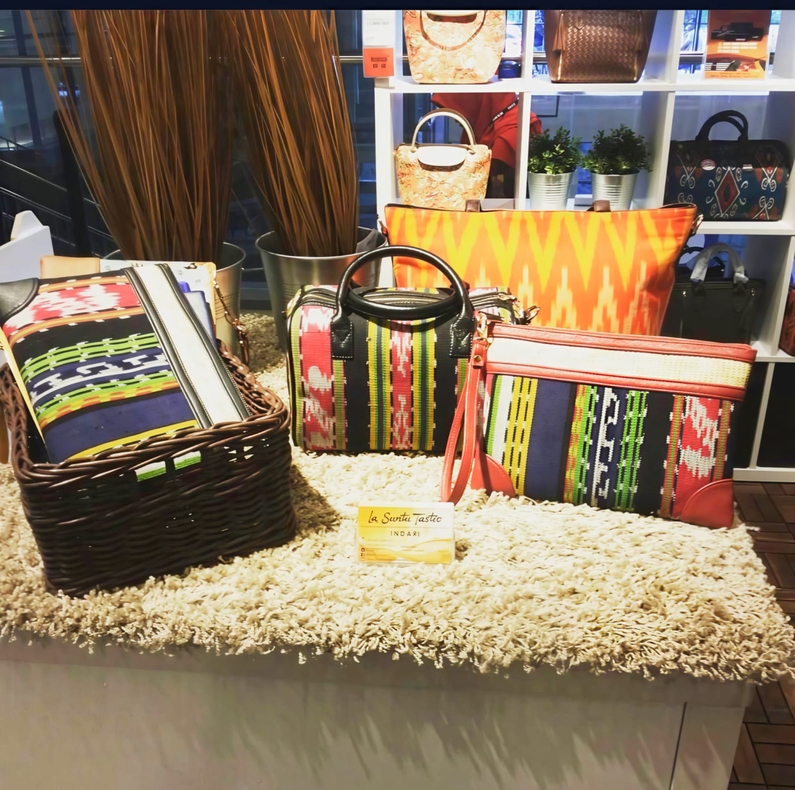 La Suntu Tastio memproduksi berbagai jenis tas berbahan tenun, kulit, dan batik dengan bahan baku yang diperoleh langsung dari pengrajin lokal. Seluruh produk dipasarkan secara daring dan luring.