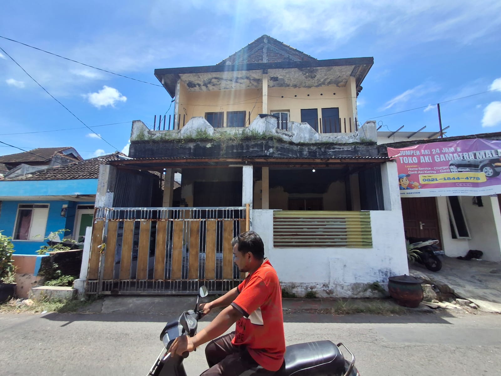 JADI TKP: Penampakan rumah kontrakan Jalan Ikan Gurame RT 6 RW 6, Kelurahan Tunjungsekar, Kecamatan Lowokwaru yang jadi tempat meninggalnya SM.