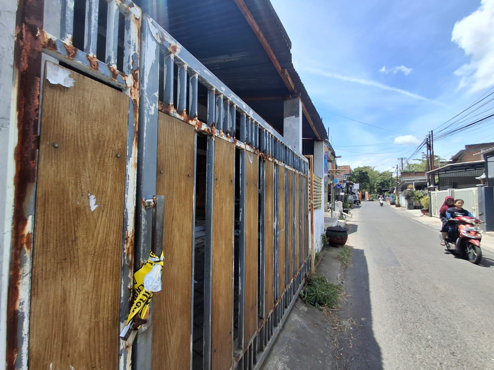 TERTUTUP: Rmah kontrakan Jalan Ikan Gurame RT 6 RW 6, Kelurahan Tunjungsekar, Kecamatan Lowokwaru yang jadi TKP pembunuhan.