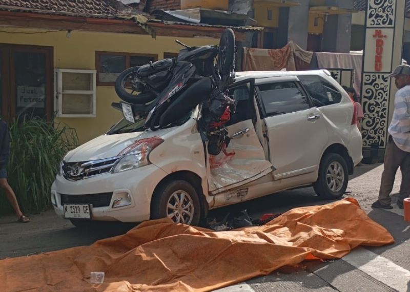 TRAGIS: Motor Beat bernomor polisi N 4079 ACI menancap di bagian depan mobil Honda Avanza bernopol N 1519 GE setelah terlibat laka maut di jalur Klemuk, Desa Songgokerto, Kecamatan Batu (28/12).